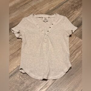 Vine and Valley Women's Gray Short Sleeve Top
